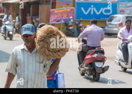 Goa, Indien - 8. Juli 2018 - Mann String in typische Verkehrssituation auf indischen Straße in Canacona - Goa Stockfoto