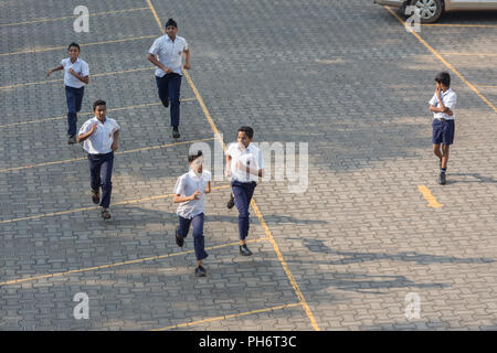 Mangalore, Indien - 8. Juli 2018 - Hochschule Jungen aus St. Aloysius High School ihre freie Zeit vor der Hochschule in Manglore genießen - Indien Stockfoto