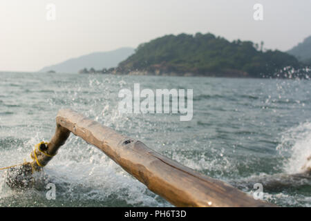 Goa, Indien - 8. Juli 2018 - Touristen auf Booten in der Nähe des Strand von Palolem - Goa Stockfoto