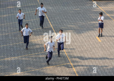 Mangalore, Indien - 8. Juli 2018 - Hochschule Jungen aus St. Aloysius High School ihre freie Zeit vor der Hochschule in Manglore genießen - Indien Stockfoto