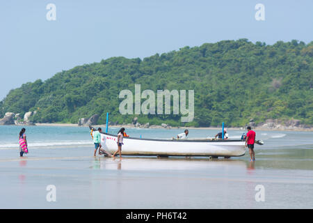 Goa, Indien - 8. Juli 2018 - Touristen auf Booten in der Nähe des Strand von Palolem - Goa Stockfoto