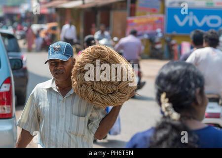 Goa, Indien - 8. Juli 2018 - Mann String in typische Verkehrssituation auf indischen Straße in Canacona - Goa Stockfoto