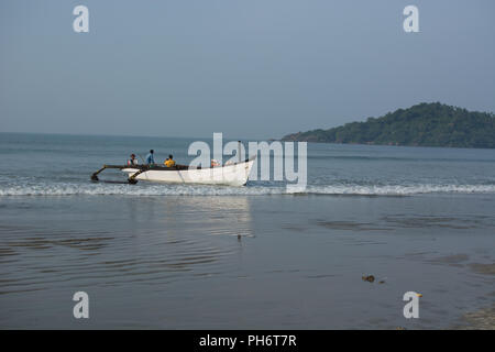 Goa, Indien - 8. Juli 2018 - Touristen auf Booten in der Nähe des Strand von Palolem - Goa Stockfoto