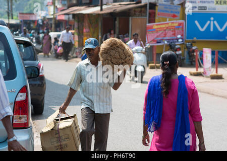 Goa, Indien - 8. Juli 2018 - Mann String in typische Verkehrssituation auf indischen Straße in Canacona - Goa Stockfoto