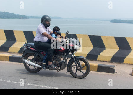 Goa, Indien - 8. Juli 2018 - Typische Verkehrssituation auf indischen Straße in Canacona - Goa Stockfoto