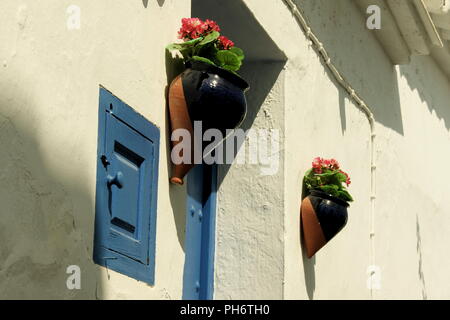 Spanien, Andalusien, das kleine, schöne Dorf Frigiliana. Hübsche Hängekörbe mit Blumen verleihen einer Gasse in der Altstadt Farbe. Stockfoto