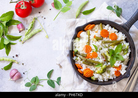 Gesunde Ernährung: Gebratener Reis mit Gemüse. Vorbereitet und in einer Form serviert - eiserne Pfanne. Diätmenü. Kopieren Sie Platz. Stockfoto