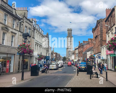 Ayr, Schottland, Großbritannien - 29 August 2018: Auf der Suche nach High Street Ayr, wo die meisten der Straße, um den Verkehr in der Fußgängerzone zu steuern. Stockfoto