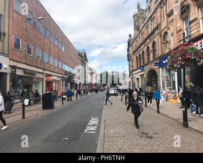 Ayr, Schottland, Großbritannien - 29 August 2018: Auf der Suche nach High Street Ayr, wo die meisten der Straße, um den Verkehr in der Fußgängerzone zu steuern. Stockfoto