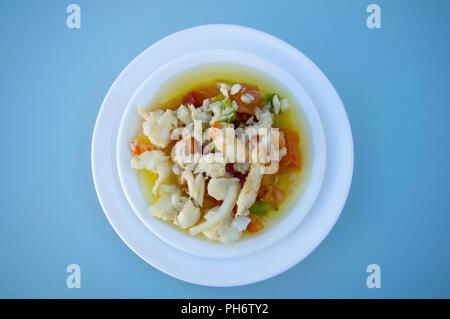 Salat Mix mit frischem Gemüse und Garnelen, in Sauce, isoliert Stockfoto