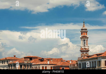 Kirche der Heiligen Apostel Christi barocken Glockenturm, zwischen dem 17. und 18. Jahrhundert gebaut, sich über das historischen Stadtzentrum von Venedig alte Gebäude unter c Stockfoto