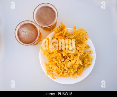 Gebratene gelbe Krapfen mit kleinen Garnelen und zwei Bier, isoliert Stockfoto
