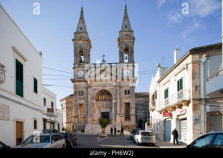 Basilika der Santissimi Medici Cosma und Damiano, Alberobello Dorf, Provinz Bari, Apulien, Italien, Europa Stockfoto
