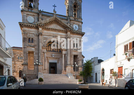 Basilika der Santissimi Medici Cosma und Damiano, Alberobello Dorf, Provinz Bari, Apulien, Italien, Europa Stockfoto