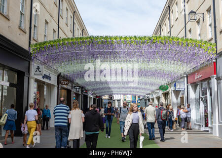 Ein Blick auf die Wisteria Blume Bögen auf St Lawrence Street, Teil der Southgate Einkaufszentrum in der Innenstadt von Bath Stockfoto