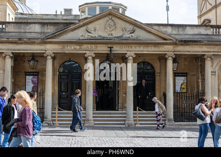 Der Ausstieg aus der Römischen Bäder in der Stadt Bath mit ionischen Säulen und Giebel mit King und Queen's Bäder eingeschrieben Stockfoto