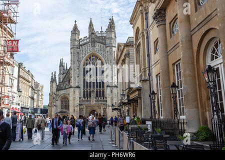 Massen von Menschen und Touristen in die Abtei Kirchhof vor der Abtei von Bath mit der Pumpe Zimmer auf der rechten Seite Stockfoto