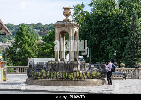 Tourist, der ein Foto von pieroni der Springbrunnen auf der Terrasse in der Stadt Bath zu Fuß Stockfoto