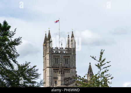 St Georges Cross Flag flying vom Turm der Abteikirche von Saint Peter and Saint Paul (Bath Abbey) in der Stadt Bath vom Fluss aus gesehen Stockfoto