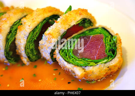 Frittierte panko verkrusteten Thunfisch und Spinat Sushi Roll Stockfoto