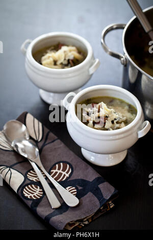 Kartoffeln, Kohl und Würstchen, Suppe mit Pot. Stockfoto