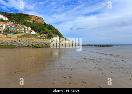 [Songbook] Bay und die weissgetünchte Reetdachhäuser, North Yorkshire, England, UK. Stockfoto