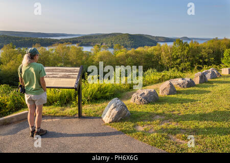 Frau anzeigen Der quabbin Reservoir, Ware, Massachusetts von der Enfield Suche Stockfoto