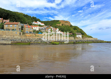 [Songbook] Bay und die weissgetünchte Reetdachhäuser, North Yorkshire, England, UK. Stockfoto