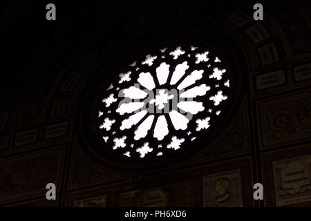 Mailand, Italien. 2018/2/8. Eine ornamentale Fenster an der Famedio [Hall of Fame] - (die wichtigste Gedenkstätte Kapelle des Friedhofs). Stockfoto