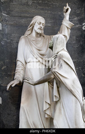 Mailand, Italien. 2018/2/8. Eine Statue der Begegnung von Jesus Christus und Maria Magdalena auf einem Grabstein am Cimitero Monumentale. Stockfoto