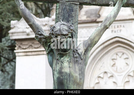 Mailand, Italien. 2018/2/8. Eine Statue von Jesus Christus am Kreuz auf dem Cimitero Monumentale ('Monumental Friedhof') in Mailand, Italien. Stockfoto