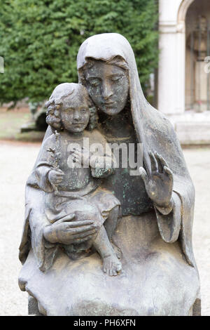 Mailand, Italien. 2018/2/8. Eine Statue der Jungfrau Maria mit dem Jesuskind auf einem grabstein an der Cimitero Monumentale ('Monumental Friedhof') in Mailand. Stockfoto