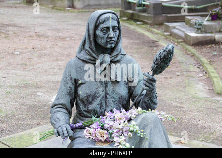 Mailand, Italien. 2018/2/8. Die Statue einer Frau in einem Schleier auf einem grabstein an der Cimitero Monumentale ('Monumental Friedhof') in Mailand, Italien. Stockfoto