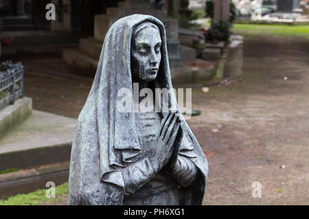 Mailand, Italien. 2018/2/8. Eine Statue eines betenden Frau in einen Schleier auf einem grabstein an der Cimitero Monumentale ('Monumental Friedhof') in Mailand, Italien. Stockfoto