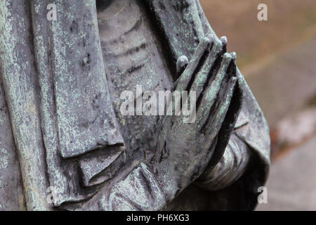 Mailand, Italien. 2018/2/8. Eine Statue eines betenden Frau in einen Schleier auf einem grabstein an der Cimitero Monumentale ('Monumental Friedhof') in Mailand, Italien. Stockfoto