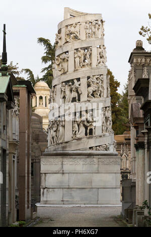 Mailand, Italien. 2018/2/8. Mausoleum von Antonio Bernocchi von Giannino Castiglioni, das den Kreuzweg Jesu am Cimitero Monumentale darstellt. Stockfoto