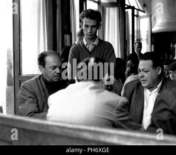 AJAXNETPHOTO. Juni, 1966. SANTA CRUZ DE TENERIFE, TENERIFFA. - Das Spiel - BAR IN SANTA CRUZ. Foto; Jonathan Eastland/AJAX REF: 253626 1 Stockfoto