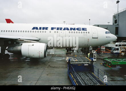 AJAXNETPHOTO. März, 1998. HEATHROW, LONDON, ENGLAND. - AIR FRANCE AIRBUS A300 laden. Foto: Jonathan Eastland/AJAX REF: 6078 21 22 Stockfoto