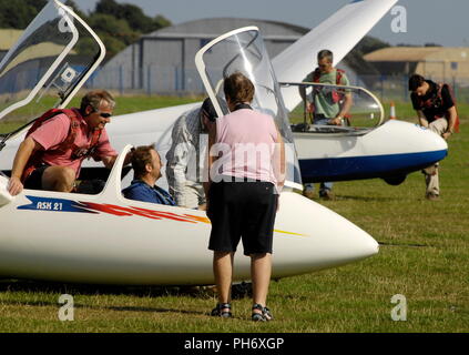 AJAXNETPHOTO. 24. AUGUST 2011. LEE-on-the-solent, England. - Fertig - der Flugplatz bei daedalus IST EIN belebter Ort WENN DAS WETTER RECHT IST ALS PNGC MITGLIEDER BESCHLEUNIGEN ZERSTREUT ZU ERHALTEN. Foto; Jonathan Eastland/AJAX REF: D2X 110209 1369 Stockfoto