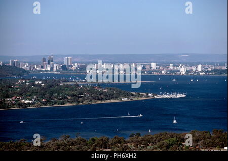 AJAXNETPHOTO. 1986. PERTH, WESTERN AUSTRALIA. - AMERICA'S CUP 1986-7 - STADT AM FLUSS - Perth, Western Australia und den Swan River, ROYAL PERTH YACHT CLUB, MITTE RECHTS. Foto: Jonathan Eastland/AJAX. REF: 865082 Stockfoto