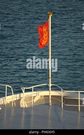 AJAXNETPHOTO. 13. Okt 2006. SOUTHAMPTON, England. - Haus FLAGGE DER CUNARD PASSAGIERSCHIFF QE2 Fliegen am Bug des Schiffes Foto: Jonathan Eastland/AJAX REF: D 61510 393 Stockfoto