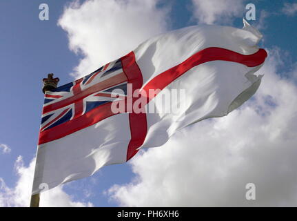 AJAXNTPHOTO. 2004. Auf See, UK HOHEITSGEWÄSSER. - WHITE ENSIGN der Royal Navy. Foto: Jonathan Eastland/AJAX. REF.: FX 740510 66 Stockfoto