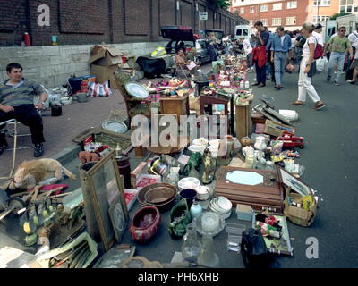 AJXNETPHOTO. LILLE, Frankreich. - BRADERIE - HAUSHALTSWAREN UND TRÖDEL ZUM VERKAUF IN DER GANZEN STADT IM SEPTEMBER. Foto: Jonathan Eastland/AJAX REF: 97 GPX 8. Stockfoto