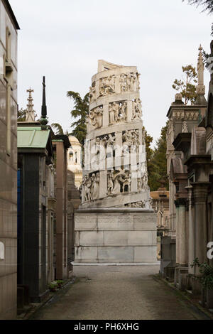 Mailand, Italien. 2018/2/8. Mausoleum von Antonio Bernocchi von Giannino Castiglioni, das den Kreuzweg Jesu am Cimitero Monumentale darstellt. Stockfoto