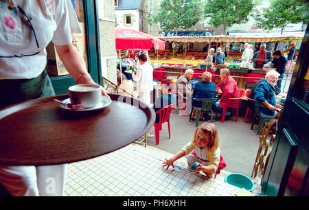 AJAXNETPHOTO. PLESTIN LES GREVES, Bretagne, Frankreich. Schritt REINIGUNG IM CAFE DU CENTRE. Foto: Jonathan Eastland/AJAX REF: 546617 C1 5 Stockfoto