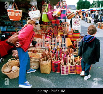 AJAXNETPHOTO. PLESTIN LES GREVES, Bretagne, Frankreich. - Sonntag markt WARENKORB STALL. Foto: Jonathan Eastland/AJAX REF: 546617 C1 21. Stockfoto