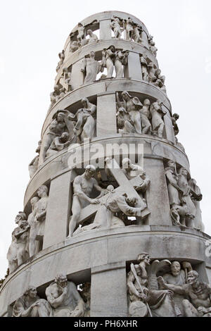 Mailand, Italien. 2018/2/8. Mausoleum von Antonio Bernocchi von Giannino Castiglioni, das den Kreuzweg Jesu am Cimitero Monumentale darstellt. Stockfoto