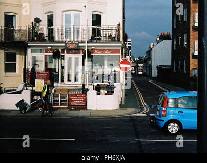 AJAXNETPHOTO. NOVEMBER, 2010. WORTHING, England. - Der Rioja Wein bar an der Marine Parade. Foto: Jonathan Eastland/AJAX REF: CDX 7577 32 Stockfoto