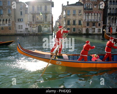 AJAXNETPHOTO. Dez 2008. Venedig, Italien. Partikuliere verkleidet ALS WEIHNACHTSMANN IN SPEZIELLE gondeln auf dem Canale Grande. Foto: JESSICA EASTLAND/AJAX REF: IMGP1715 Stockfoto