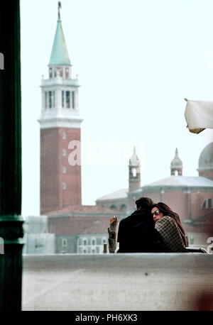 AJAXNETPHOTO. Venedig, Italien - EIN PAAR GENIESSEN SIE DIE SEHENSWÜRDIGKEITEN DER STADT. Foto: Jonathan Eastland/AJAX REF: 51011 3629 A 4288 Stockfoto